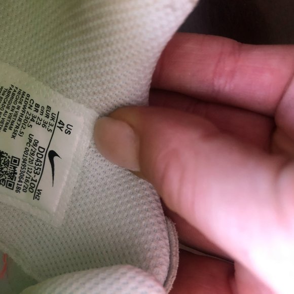 NEW Nike Air Max Multicolor US size 4, fits like a womans 6 - Picture 3 of 6